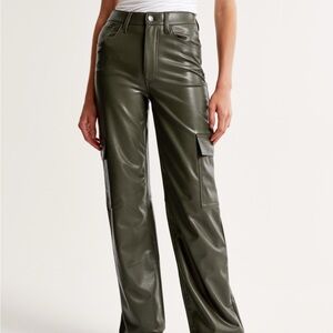 Leather cargo 90s relaxed, high-rise fit
Abercrombie & Fitch